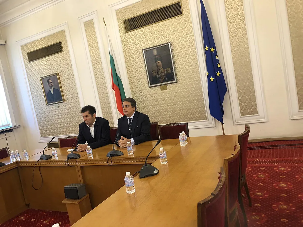 Усмивките на Кирил и Асен угаснаха. Останаха сами