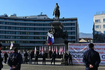 Скандал! Кой вдигна руското знаме пред парламента