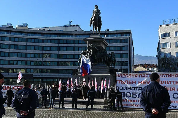 Скандал! Кой вдигна руското знаме пред парламента
