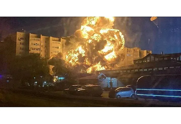 Военен самолет се заби в жилищна сграда. Убити деца