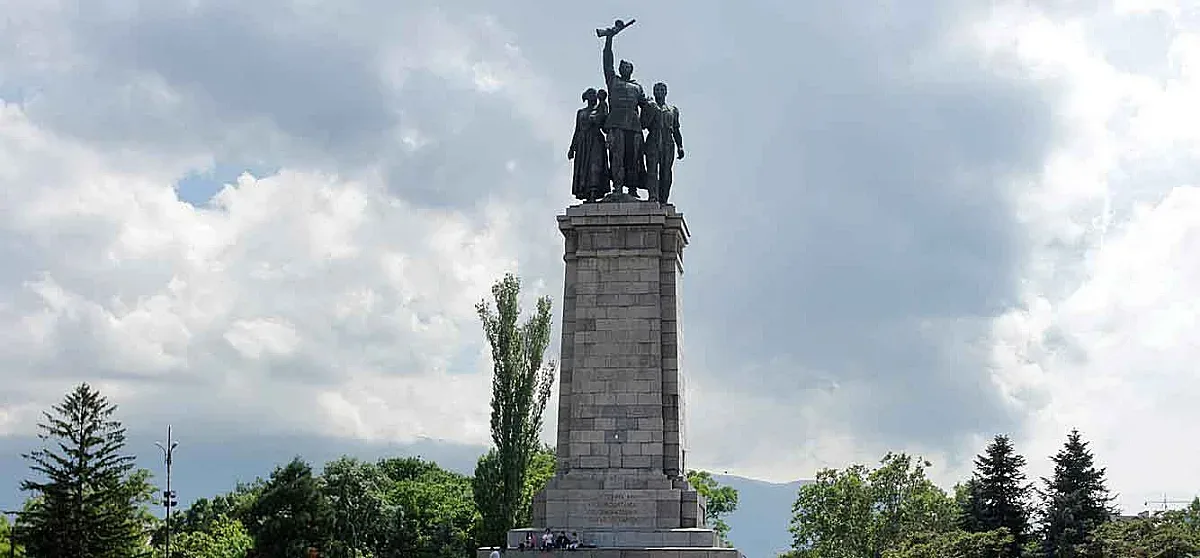 Нова драма с Паметника на Съветската армия /Фото/