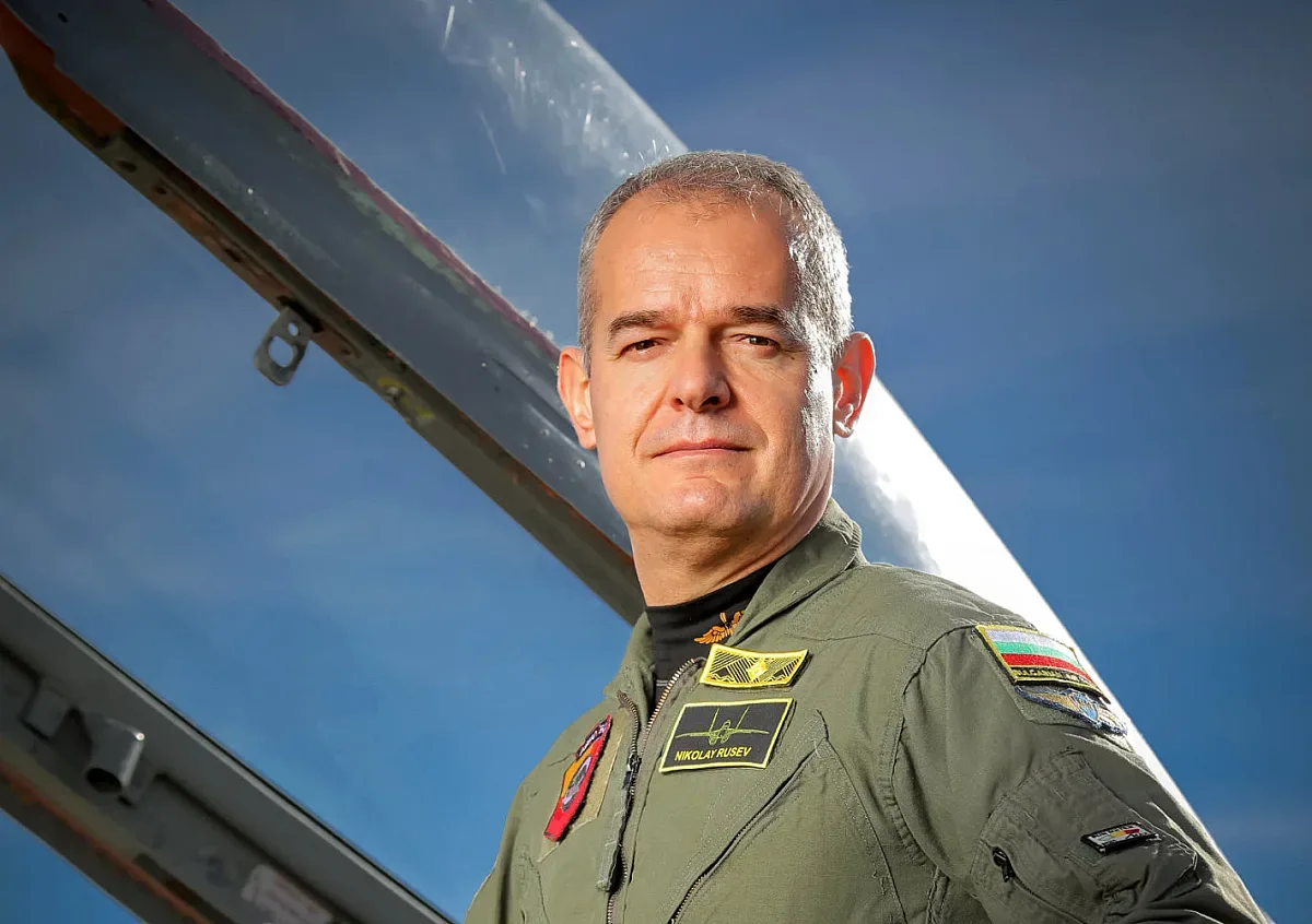 Командирът на "Граф Игнатиево" бесен. Чистка в бойната авиация