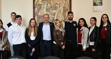 В Деня на общината: Отличник седна в стола на кмета на Кубрат