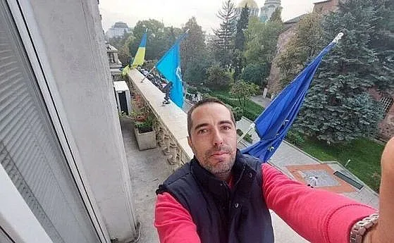 Съветникът с украинското знаме се даде на Възраждане. Искат ли го?
