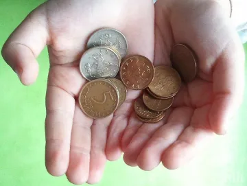 Дете си брои стотинките в рейса, а шофьорът отказва да го качи (снимки)