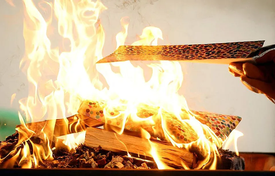 Легендарен художник откачи, изгори стотици картини заради токени