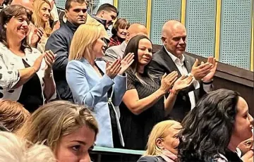 Гешев аплодира задръстена звезда. Коя е тя?