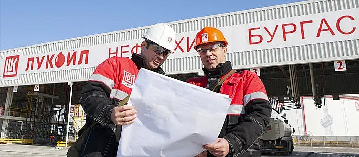 Собственикът на "Лукойл Нефтохим" се мести. Ето къде