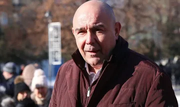 Разкош! Калин Сърменов гони автопарка на Роналдо