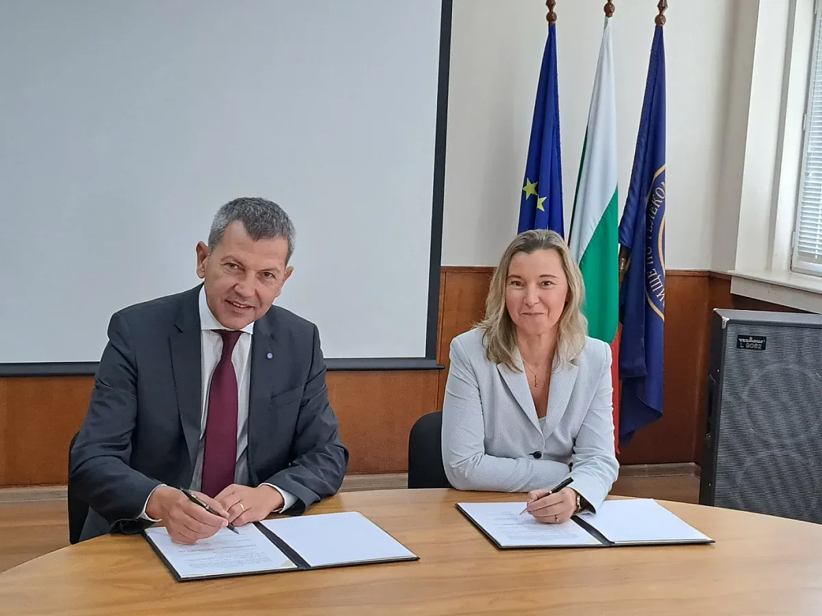 Министър похвали Висшето училище по телекомуникации и пощи. Нови програми