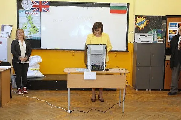 Нинова гласува, пожела си властта