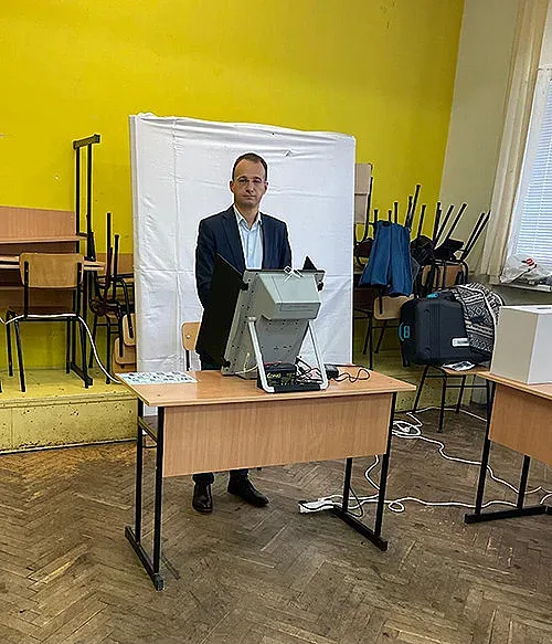 Симеон Славчев: Гласувах в България да има мир, справедливост и бъдеще за децата ни