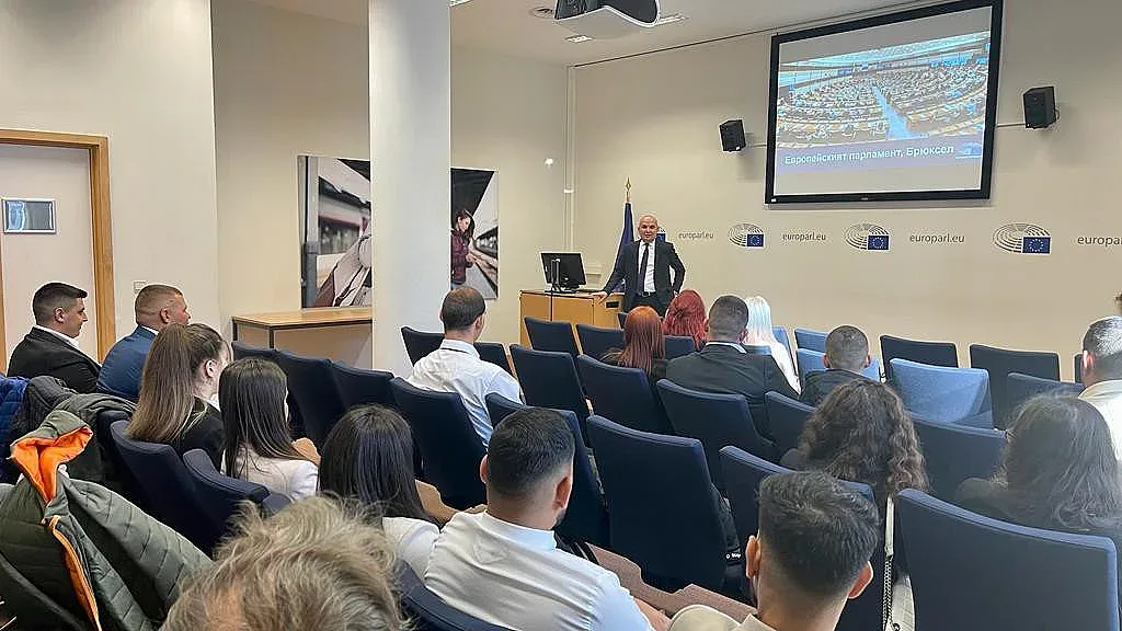 Илхан Кючюк приветства посетителска група от България в ЕП