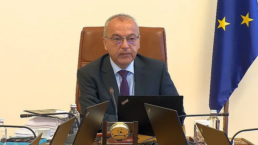 Министри и шефове на служби при Донев. Какво се случва?