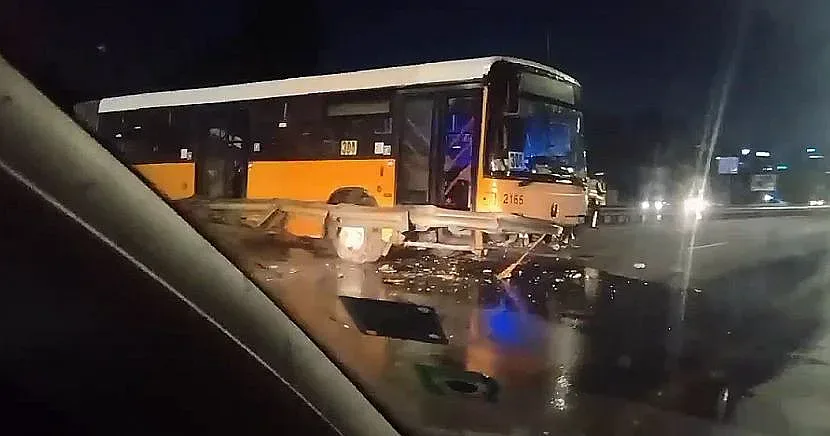 Драма на пътя. Обърнат автобус след новогодишната нощ