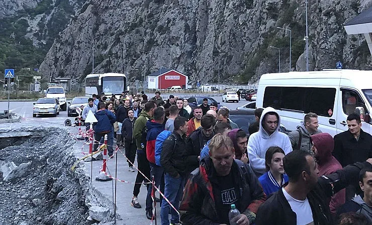 Ще бягат ли? Русия ще мобилизира и на границата с Грузия