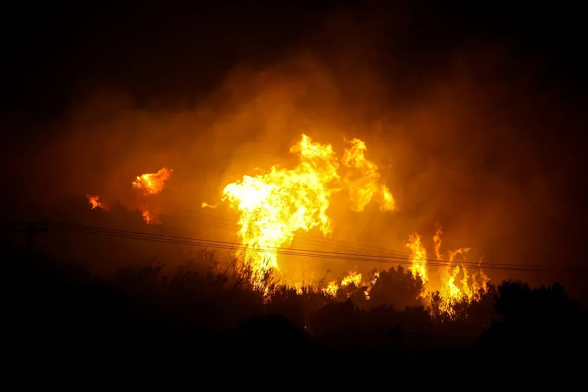 Огненият ад в Гърция се задълбочава! Тече евакуация