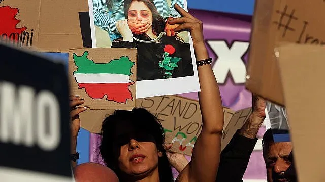 Екшън в Атина: хвърлиха бомба с Молотов срещу посолство