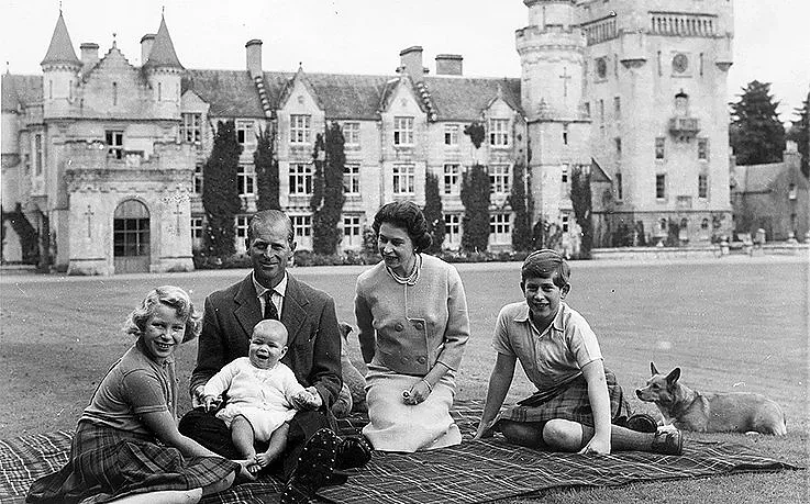 Къде Елизабет II миеше чинии