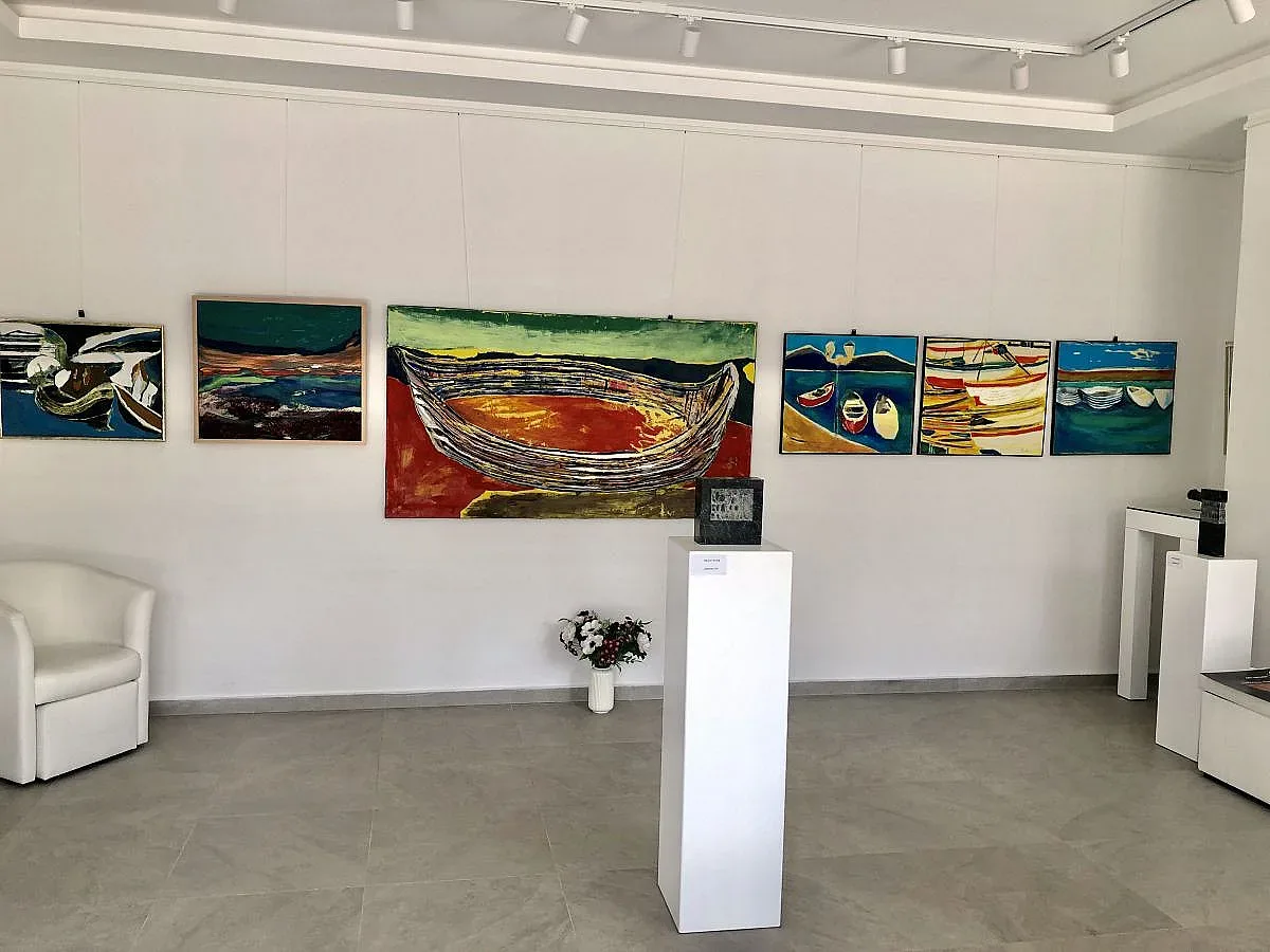 Баща и дъщеря Иван и Нина Русеви превземат арт галерия "Вежди"