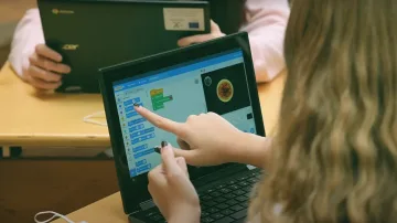 Три български училища с деца в риск от отпадане ще учат иновации по програма на Intel