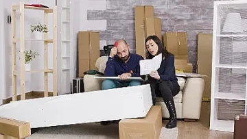 Как да преместим мебели със стъклени врати?