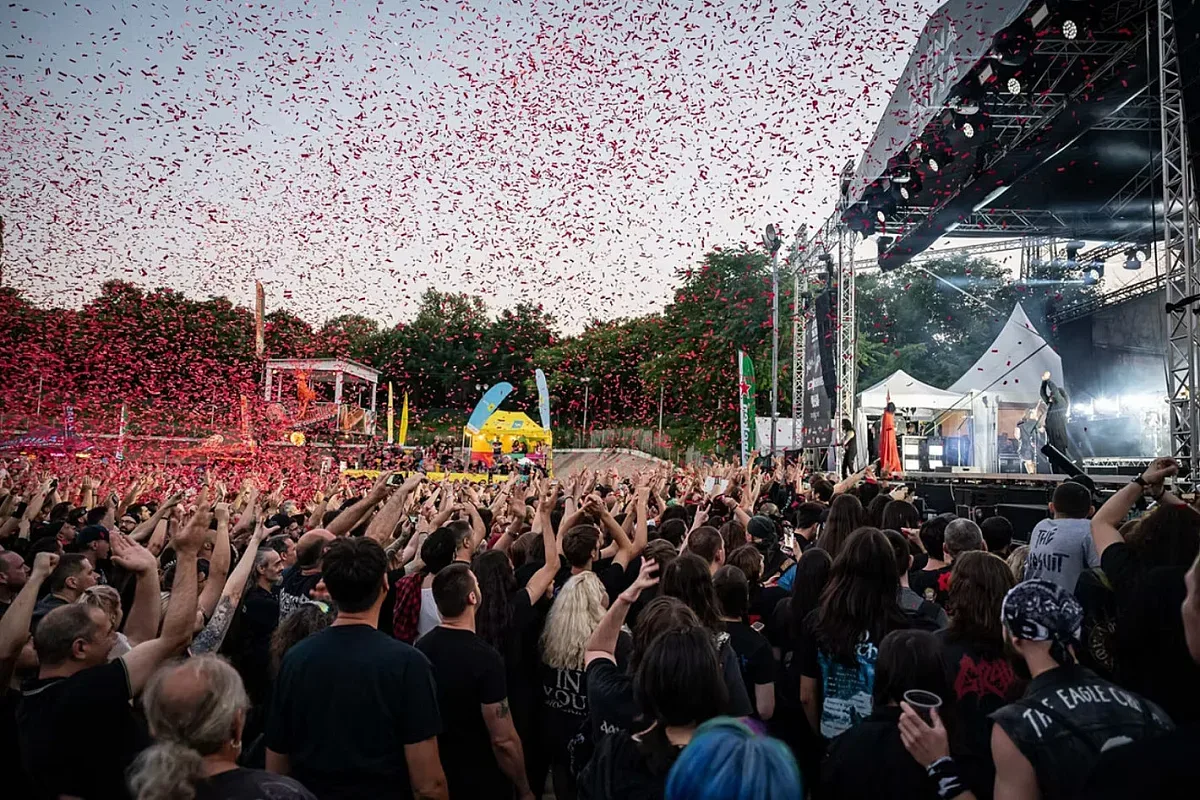 Пъстрото лято под открито небе на Vidas Art Arena продължава