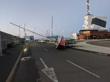 Погром в Бургас. Вижте какво направи ураганът (СНИМКИ)