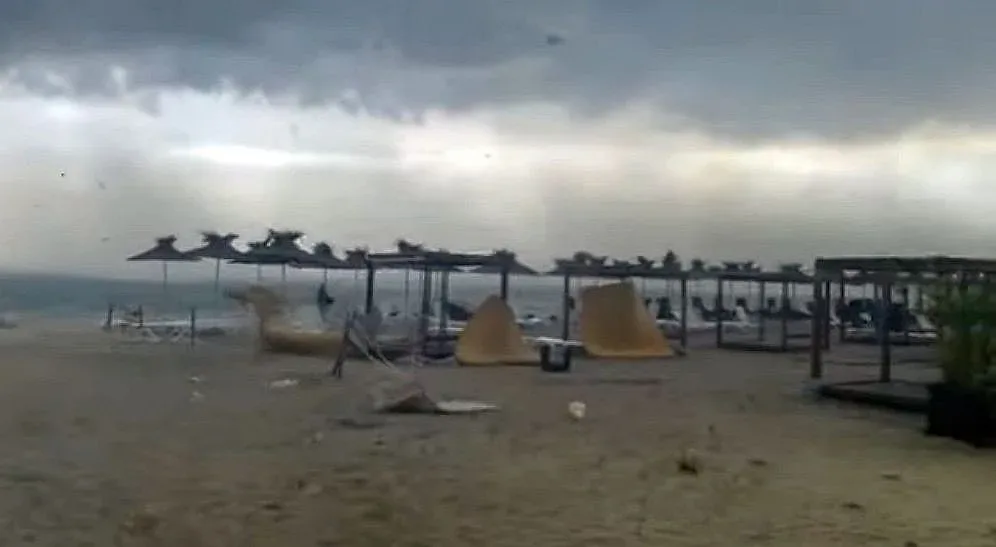 Ураган удари Бургас, летовници избягаха от плажа