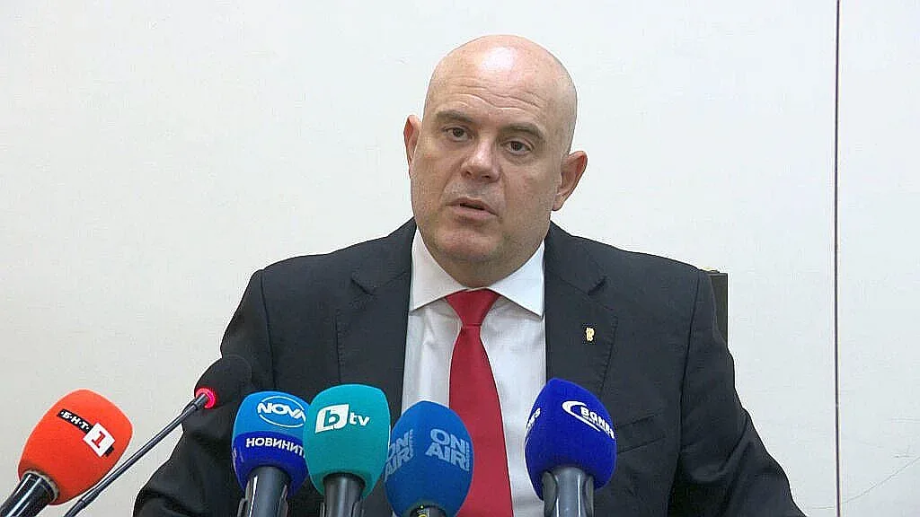 Гешев размаха пръст, предупреди, че се води война