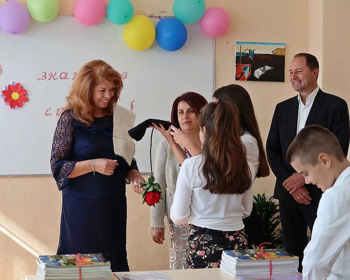 Ученици изненадаха с неочакван подарък Илияна Йотова