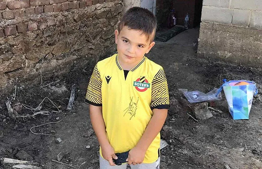 Вижте единствения първокласник от наводненото село Богдан