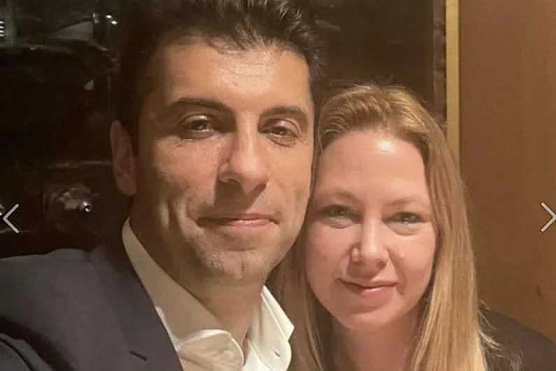 Какво става? Линда хукна да спасява Кирил Петков