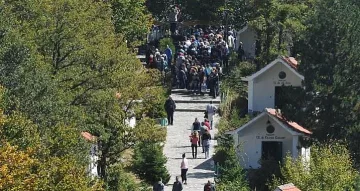 На Кръстовден вярващите окупират животворен хълм в Родопите