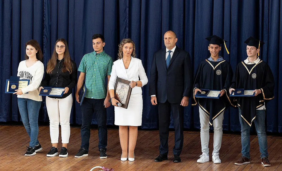 Радев зарадва студенти, обсипа с похвали университета им