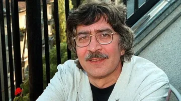 Четем тайни стихове на Виктор Пасков