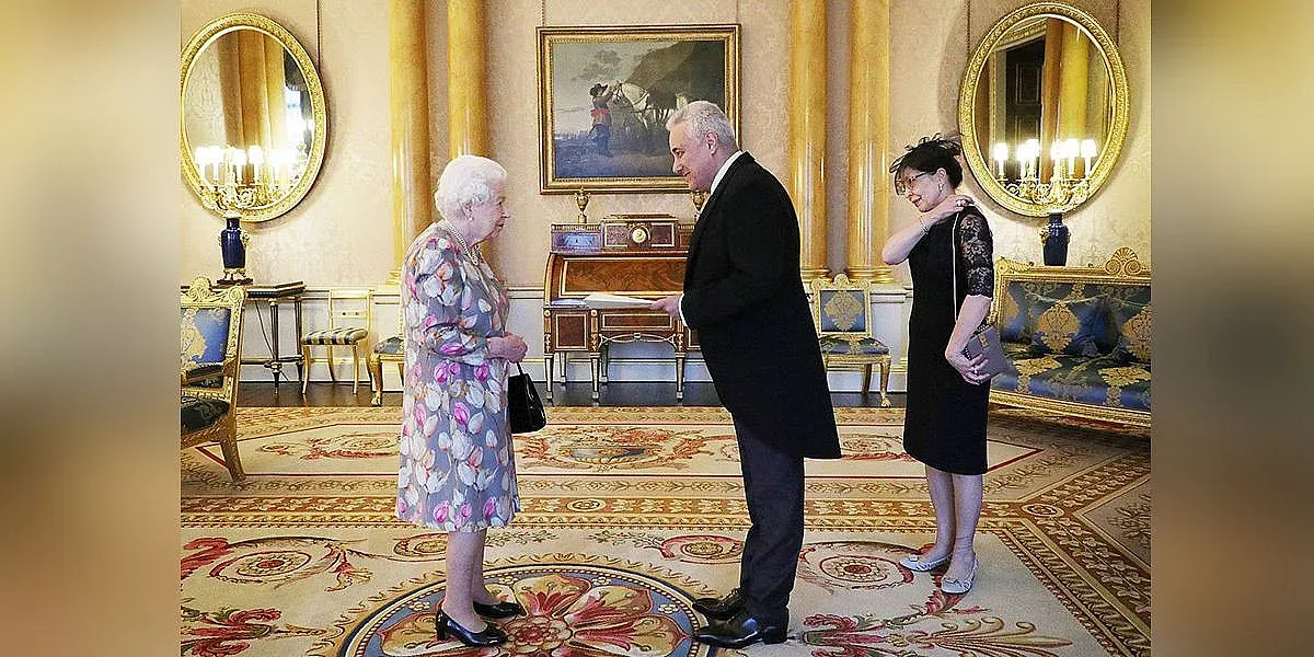 Наш посланик смая с информация за Елизабет Втора