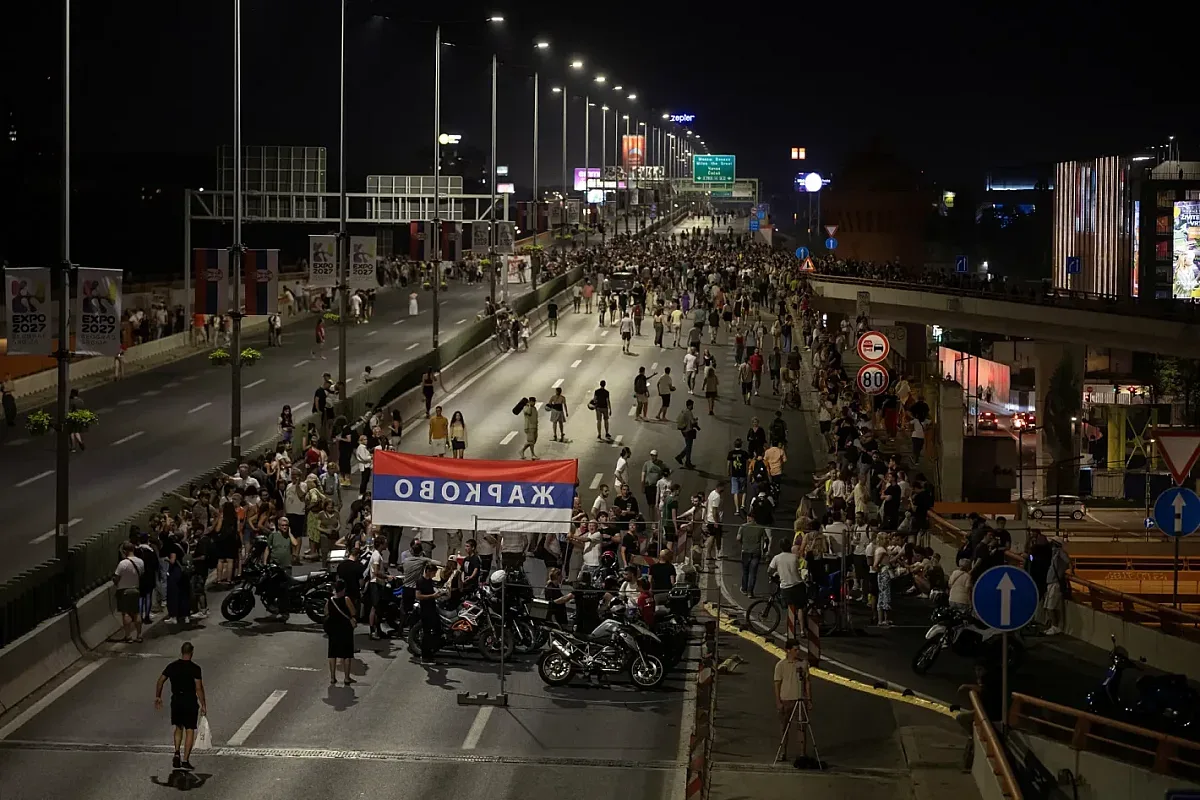 Напрежение в Сърбия. Хиляди препълниха улиците