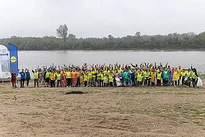 Lidl и Kaufland почистиха над тон и половина боклук от река Дунав