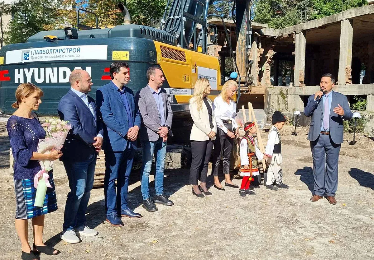 Иван Таков и д-р Делян Георгиев с първа копка на нова детска ясла