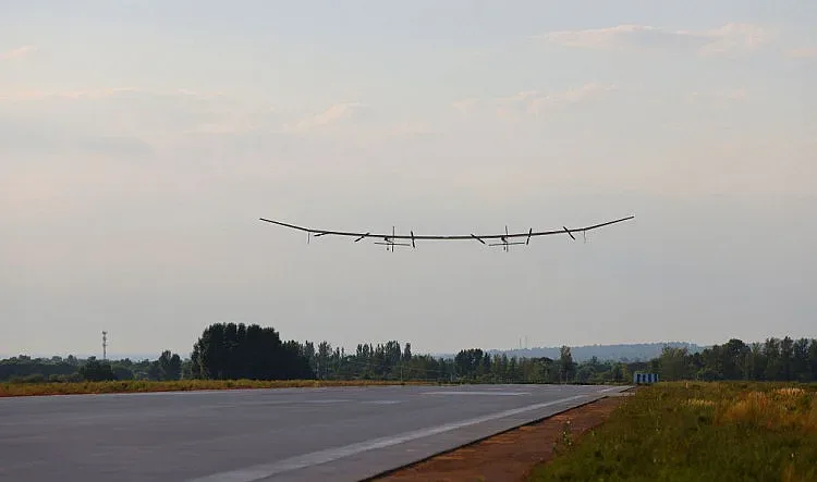 Китай успешно извърши първия полет на дрон, захранван само от слънцето