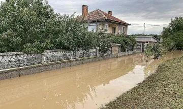 След водния ад в селата, продължава борбата с последствията