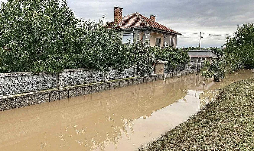 След водния ад в селата, продължава борбата с последствията
