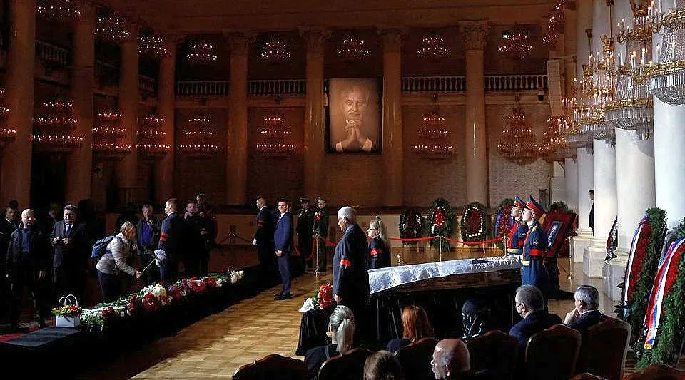 Русия си взема сбогом с Горбачов. Изненадващ гост на церемонията