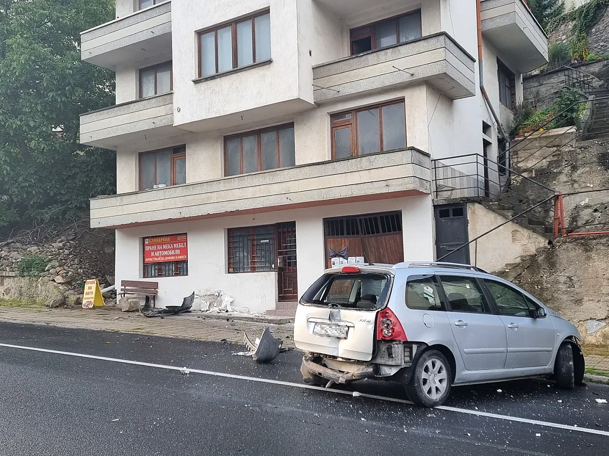 Кола се блъсна в къща в Смолян