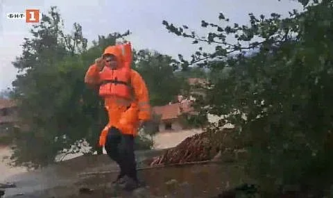 Евакуираха екип на БНТ от наводненото село Богдан