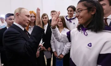 Путин зомбира ученици! На какво ги научи