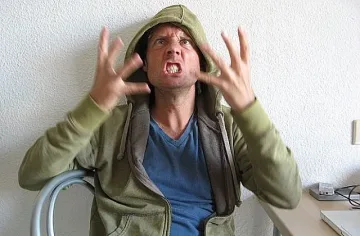 Кмет изуми България – глобява за псувня