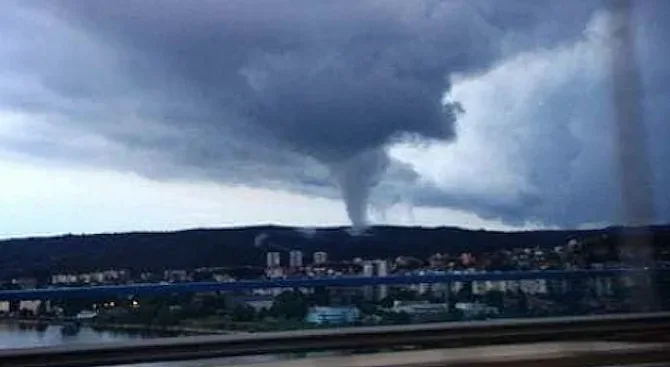 Удивително! Смерч край Ахтопол
