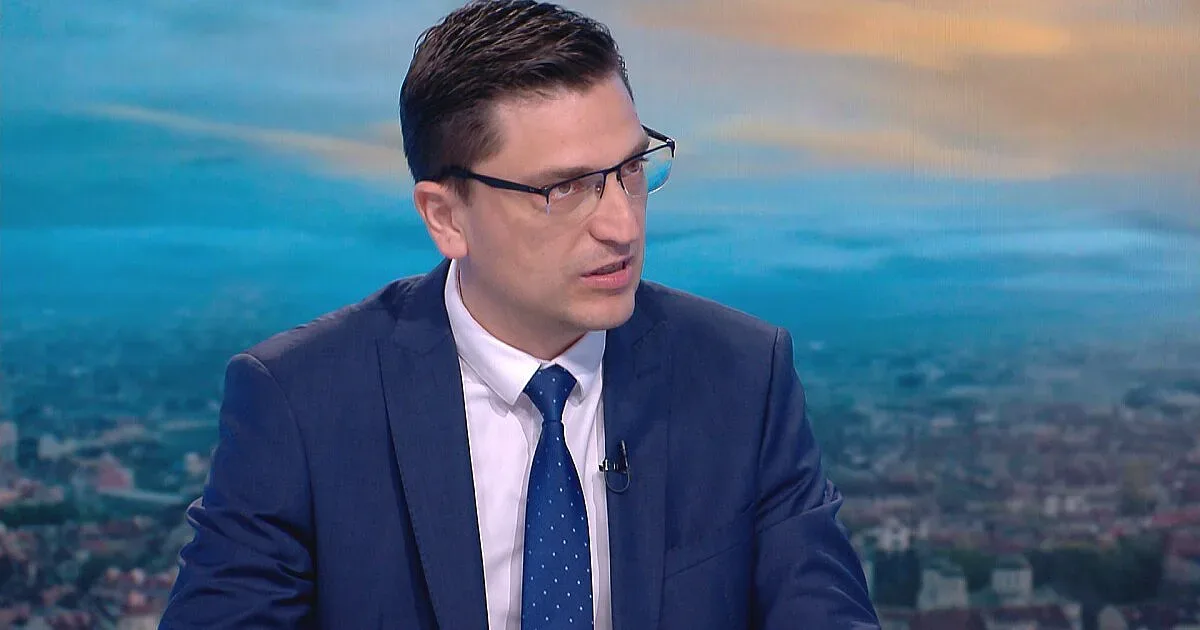 Сабрутев сложи розовите очила. Нападна кабинета